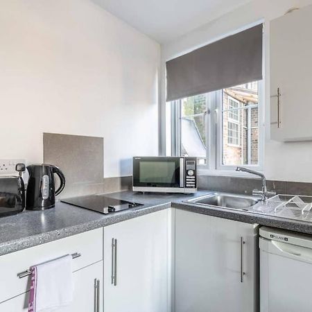 Modern Apartment On Egham High St And Close To Royal Holloway Dış mekan fotoğraf