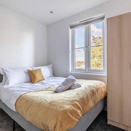 Modern Apartment On Egham High St And Close To Royal Holloway Dış mekan fotoğraf