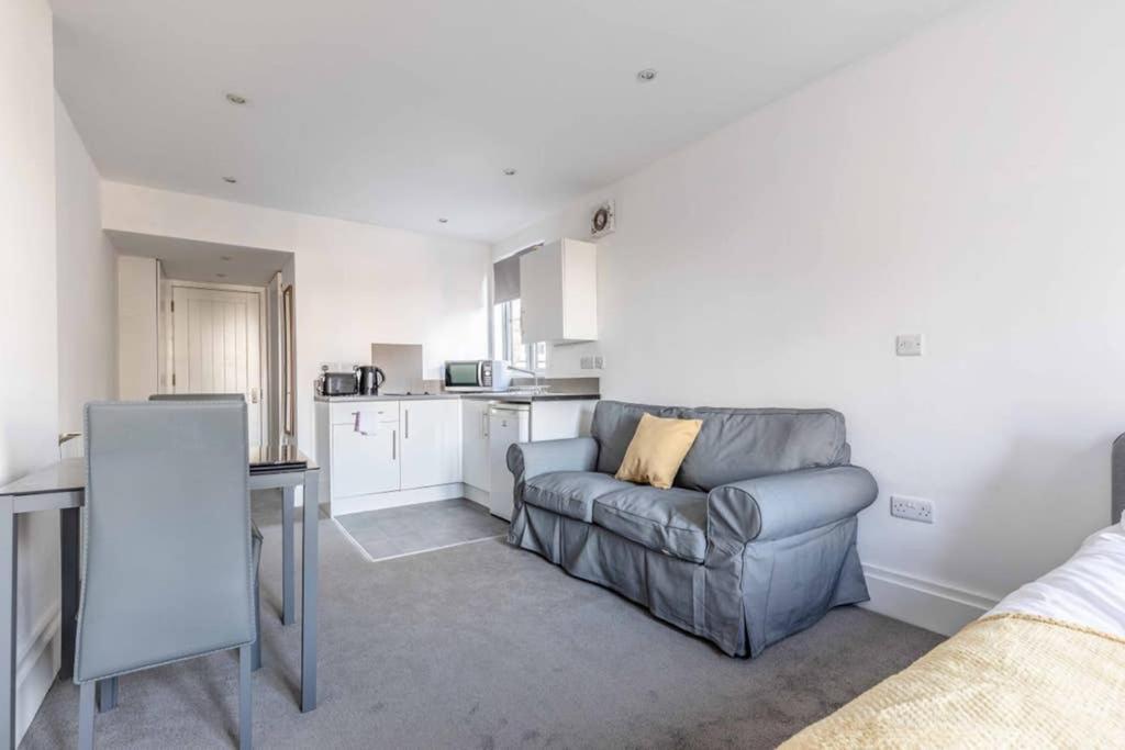 Modern Apartment On Egham High St And Close To Royal Holloway Dış mekan fotoğraf