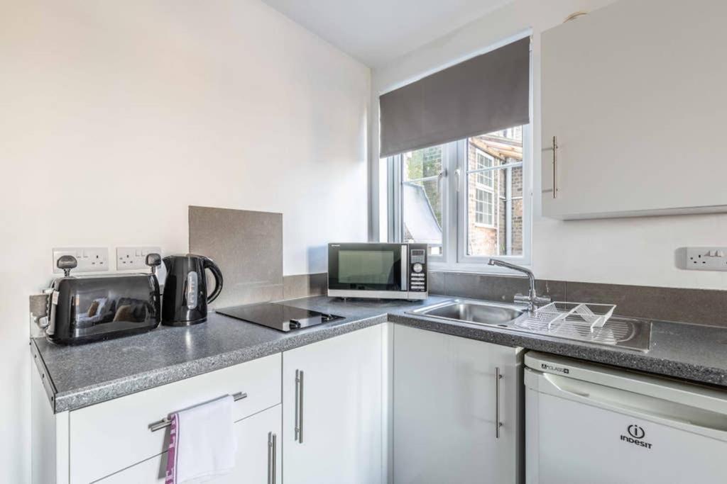 Modern Apartment On Egham High St And Close To Royal Holloway Dış mekan fotoğraf