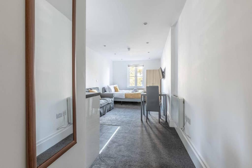 Modern Apartment On Egham High St And Close To Royal Holloway Dış mekan fotoğraf