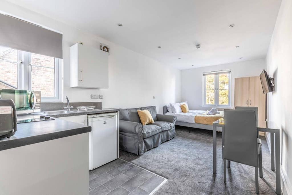 Modern Apartment On Egham High St And Close To Royal Holloway Dış mekan fotoğraf